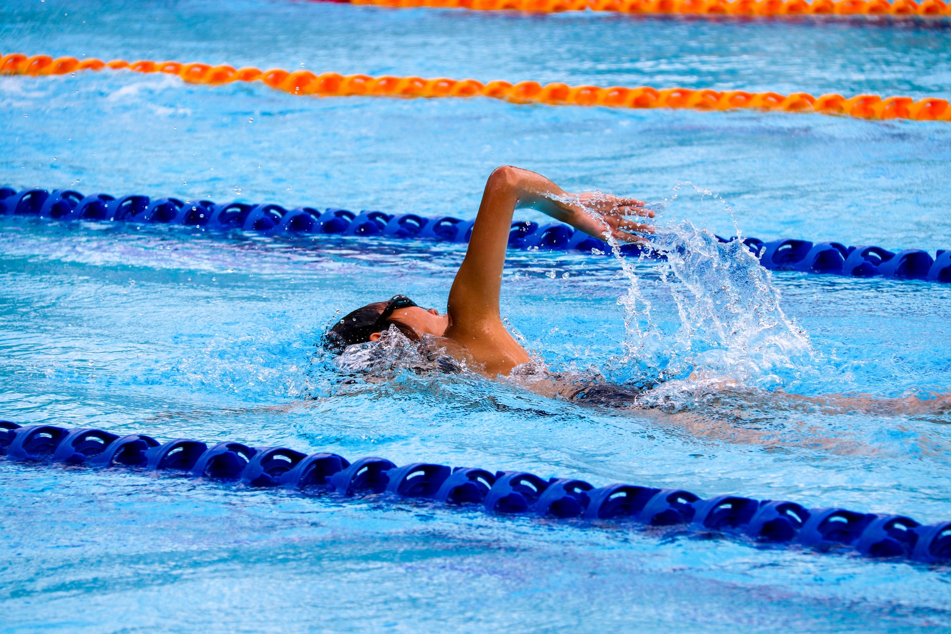 Los beneficios y las contraindicaciones de la natación